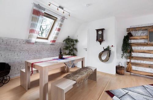 Elmlohe Apartment | Apartment 'Mole Valley Ranch 1' with Shared Garden and Wi-Fi