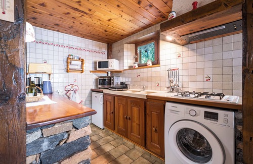 Bramans Apartment | Apartment 'Montagnard Savoyard' with Mountain View, Private Terrace and Wi-Fi