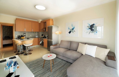 Montechoro Apartment | Apartment 'Monte Da Eira - Sunset' with Shared Pool, Wi-Fi and Air Conditioning