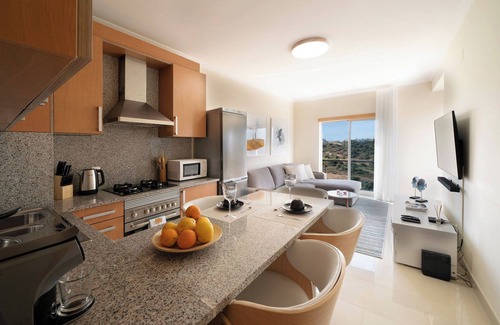 Montechoro Apartment | Apartment 'Monte Da Eira - Sunset' with Shared Pool, Wi-Fi and Air Conditioning