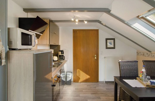 Loppersum Apartment | Apartment 'Möwe' with Private Terrace, Private Garden and Wi-Fi
