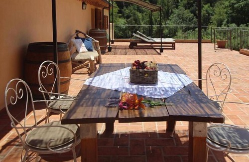 Collesalvetti Apartment | Apartment Mulino della Rivolta overlooking the shared pool in Colognole