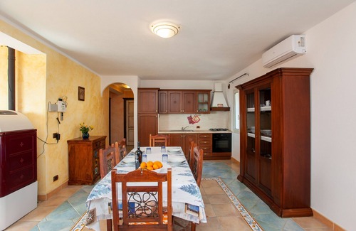 Sas Linnas Siccas Apartment | Apartment "Murice" with Sea View, Garden & Wi-Fi