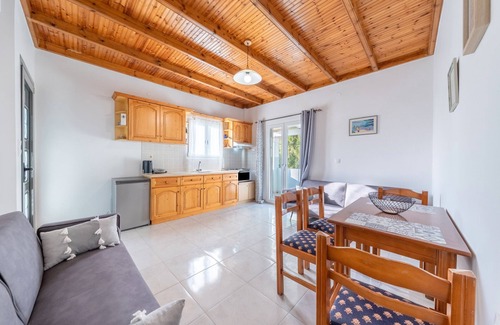 Peroulades Apartment | Apartment 'Natura 1' with Sea View, Wi-Fi and Air Conditioning