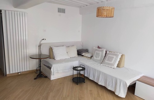 Croix Rousse Apartment | Apartment near Croix Rousse metro station, shops and market