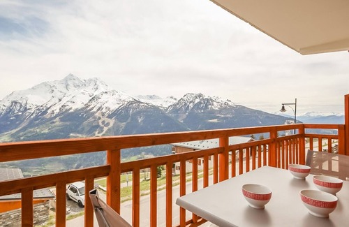 Les Eucherts Apartment | Apartment near the slopes with free WIFI and balcony