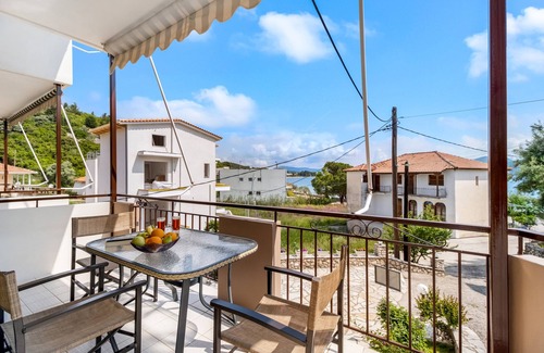 Nikiana Apartment | Apartment "Nikoleta 1" with Sea View, Terrace & Wi-Fi