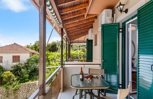 Nikiana Apartment | Apartment "Nikoleta Studio 2" with Sea View, Terrace & Wi-Fi
