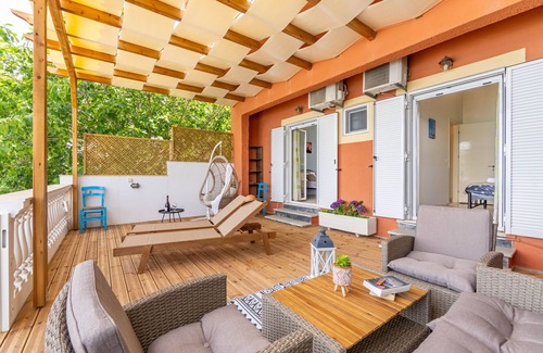 Agia Pelagia Chlomou Apartment | Apartment 'Nikos Seaside' with Sea View, Wi-Fi and Air Conditioning