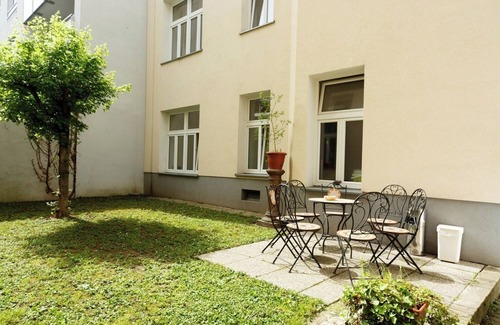 Funfhaus Apartment | Apartment No. 03 in Vienna near Schönbrunn/Westbahnhof | Keyless Check-In