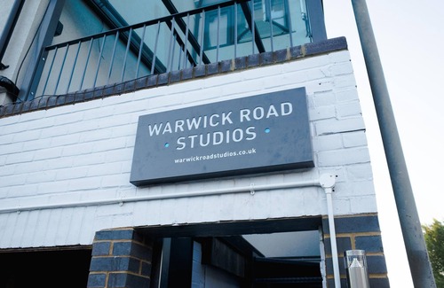 Beaconsfield Apartment | Apartment No. 2 WRS Beaconsfield New Town Central Easy walk to NFTS & Station