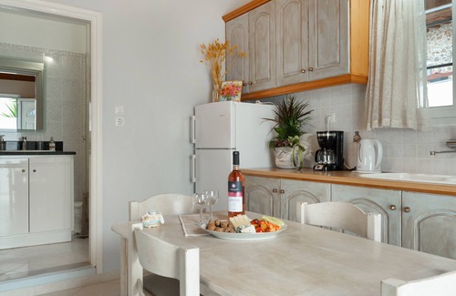 Panormos Apartment | Apartment 'No 5' with sea view, Wi-Fi and air conditioning