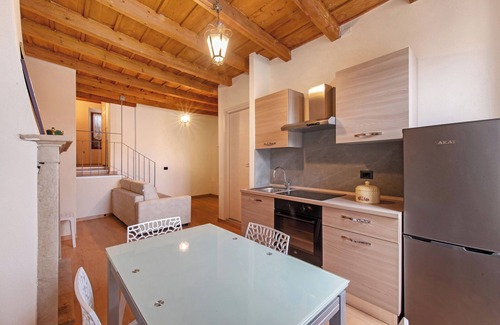 Caprino Bergamasco Apartment | Apartment 'Nottedì Case Vacanze 2' with Wi-Fi and Air Conditioning