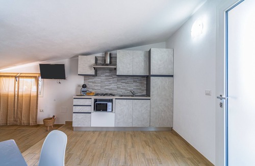 Fontane Bianche Apartment | Apartment 'Nord In Villa Sele' with Shared Pool, Wi-Fi and Air Conditioning