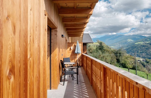 Velturno Apartment | Apartment 'Oberhemberger Hof Zwoaer' with Mountain View, Shared Terrace and Wi-Fi