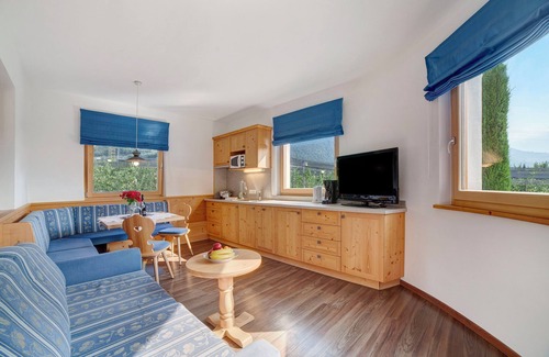 Lagundo Apartment | Apartment 'Obermoarhof Mutspitze' with Mountain View, Shared Garden and Wi-Fi