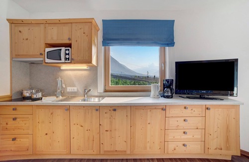 Lagundo Apartment | Apartment 'Obermoarhof Mutspitze' with Mountain View, Shared Garden and Wi-Fi