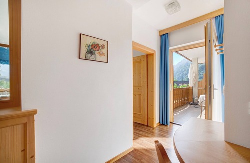 Lagundo Apartment | Apartment 'Obermoarhof Mutspitze' with Mountain View, Shared Garden and Wi-Fi