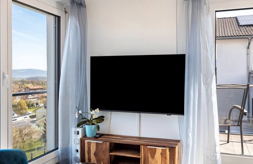 Wahlwies Apartment | Apartment 'Obersee' with Lake View, Shared Garden and Wi-Fi