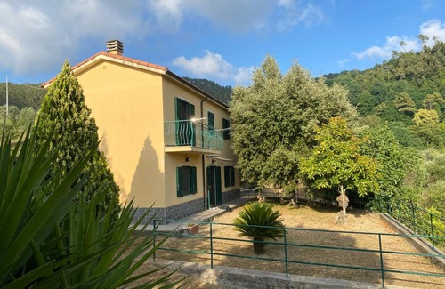 Deiva Marina Apartment | Apartment 'Olivastra' with Mountain View, Wi-Fi and Air Conditioning
