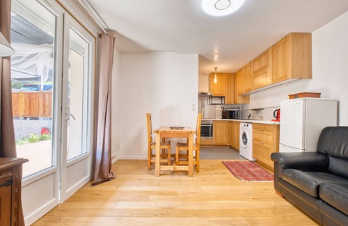 Perigueux Apartment | Apartment "Olympe" with Private Terrace, Private Garden and Wi-Fi