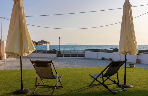Kokinos Pirgos Apartment | Apartment on the beach promenade of Kokkinos Pirgos with sea view