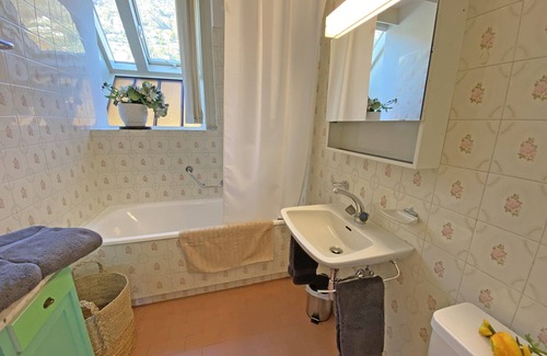 Minusio Apartment | Apartment on the top floor of a well-kept apartment building with indoor swimming pool.