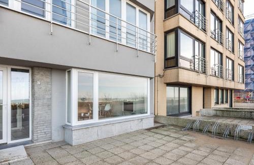 Sint-Idesbald Apartment | Apartment on Zeedijk with Stunning Sea Views