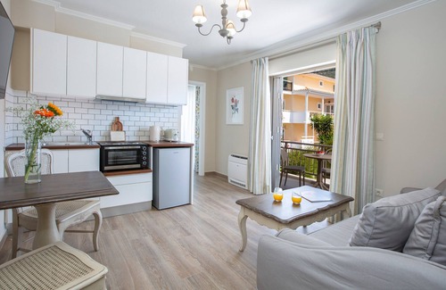 Nidri Apartment | Apartment 'One-Bedroom Suite B' with Balcony and Air Conditioning