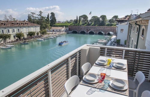 Peschiera del Garda City Centre Apartment | Apartment 'Palazzo Cordigero - Bastioni' with Canal View, Wi-Fi and Air Conditioning