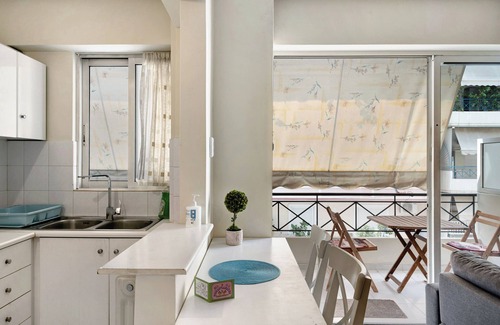 Athens Apartment | Apartment 'Pallada' with Balcony, Wi-Fi and Air Conditioning