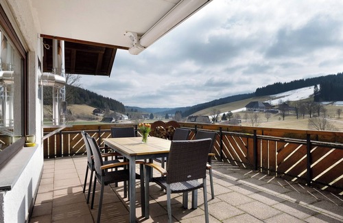 Waldau Apartment | Apartment 'Panorama' with Shared Garden, Balcony and Wi-Fi