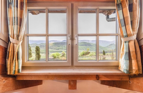 Caldaro Sulla Strada del Vino Apartment | Apartment 'Panorama' with Mountain View, Private Garden and Wi-Fi