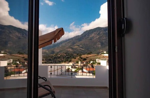 Kouroutai Apartment | Apartment 'Papoura' with Mountain View, Wi-Fi and Air Conditioning