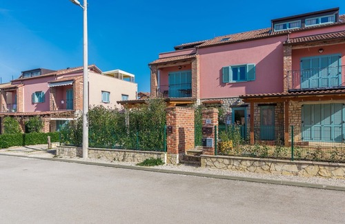 Gedici Apartment | Apartment Paradise with shared Pool and Tennis Court near Poreč