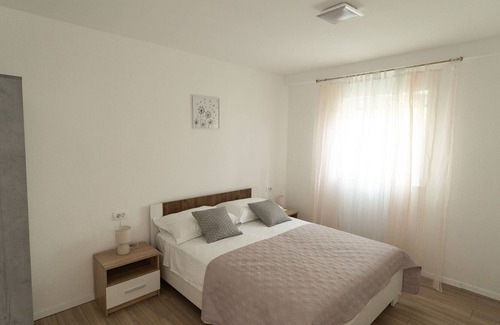 Sibenik Apartment | Apartment Pave and Ema apartman (95901-A1) - Konjevrate