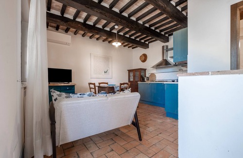 Borgo Carige Apartment | Apartment 'Pendolino' with Shared Pool, Wi-Fi and Air Conditioning