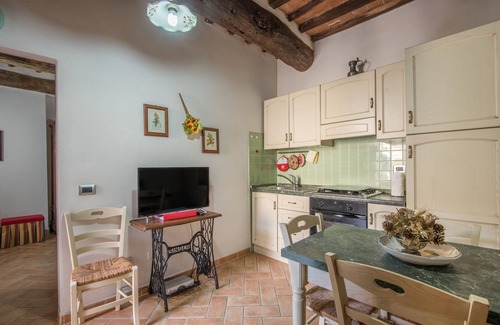 Monticiano Apartment | Apartment 'Piazzetta' with Balcony and Wi-Fi