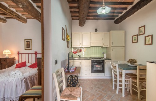 Monticiano Apartment | Apartment 'Piazzetta' with Balcony and Wi-Fi