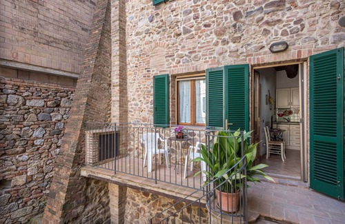 Monticiano Apartment | Apartment 'Piazzetta' with Balcony and Wi-Fi