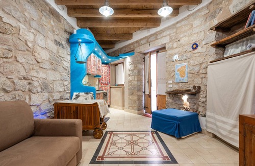 Carloforte Apartment | Apartment 'Piccolo Rifugio' with Air Conditioning