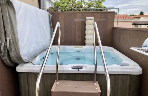 Nin Apartment | Apartment Pine with shared hot tub
