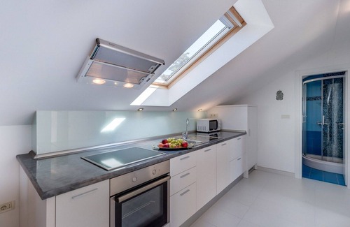 Cunski Apartment | Apartment Pineta 3, offers you comfort for your ideal vacation, located in Artatore.