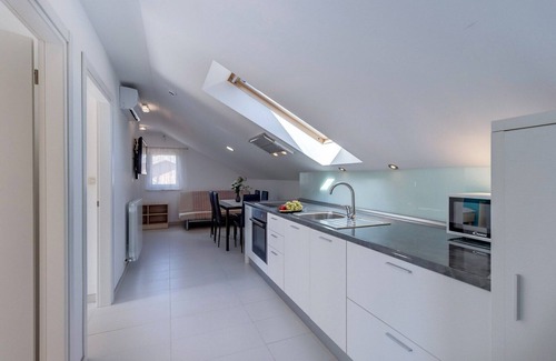 Cunski Apartment | Apartment Pineta 3, offers you comfort for your ideal vacation, located in Artatore.
