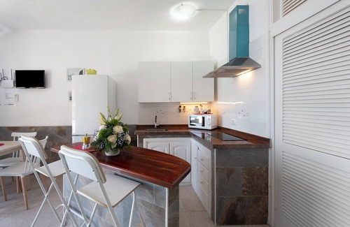 Alojera Apartment | Apartment 'Playa Azul - 4' with Sea Views, Wi-Fi and Air Conditioning