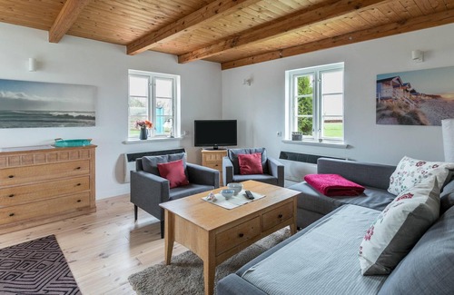Hillgroven Apartment | Apartment “Pony Peters Ferienwohnung 3” close to the Dyke with Wi-Fi, Terrace & Garden