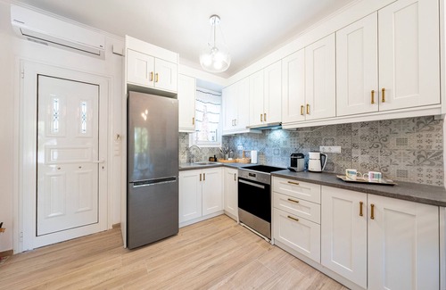Notos Apartment | Apartment 'Poseidon Garden View' with Balcony, Wi-Fi and Air Conditioning