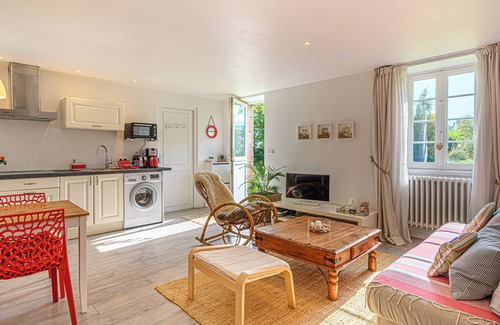 Clohars-Carnoet Apartment | Apartment 'Prat Bras - T1 - Bord De Mer' with Shared Garden and Wi-Fi