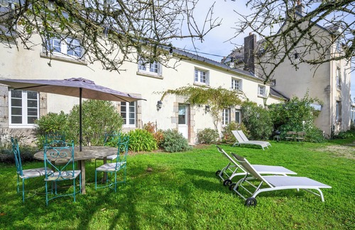 Clohars-Carnoet Apartment | Apartment 'Prat Bras - T1 - Bord De Mer' with Shared Garden and Wi-Fi