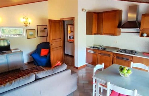 Massa e Cozzile Apartment | Apartment 'Primavera' with Shared Pool, Wi-Fi and Air Conditioning